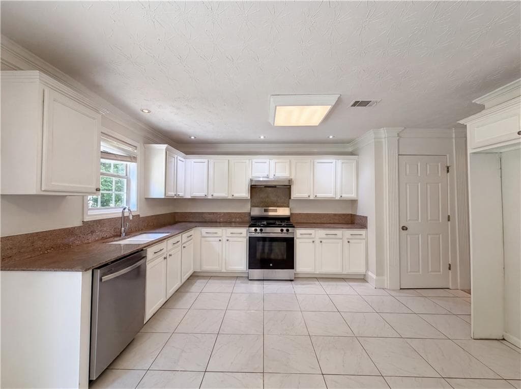 4 bedroom, 3 bathroom, 1,968 sq ft single family residence under contract at 3324 Baymount Way, Lawrenceville, GA 30043 — photo 2