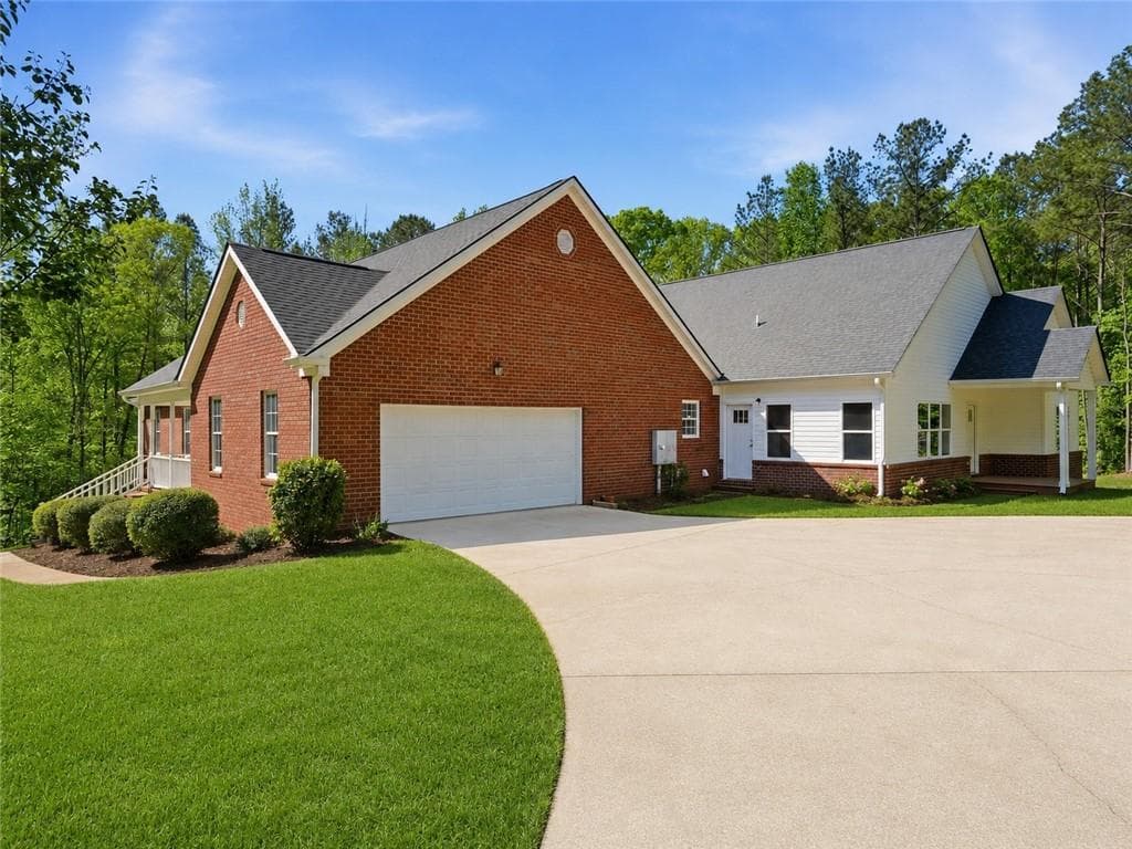 6 bedroom, 4 bathroom, 3,949 sq ft single family residence for sale at 314 Coady Road, Jackson, GA 30233 — photo 2