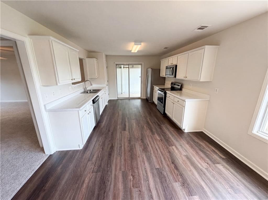 3 bedroom, 3 bathroom, 1,809 sq ft single family residence for sale at 6126 Hickory Lane Drive, Union City, GA 30291 — photo 2