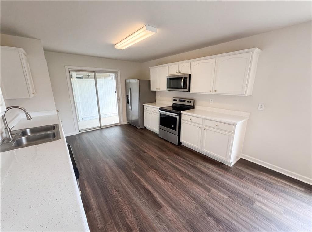 3 bedroom, 3 bathroom, 1,809 sq ft single family residence for sale at 6126 Hickory Lane Drive, Union City, GA 30291 — photo 7