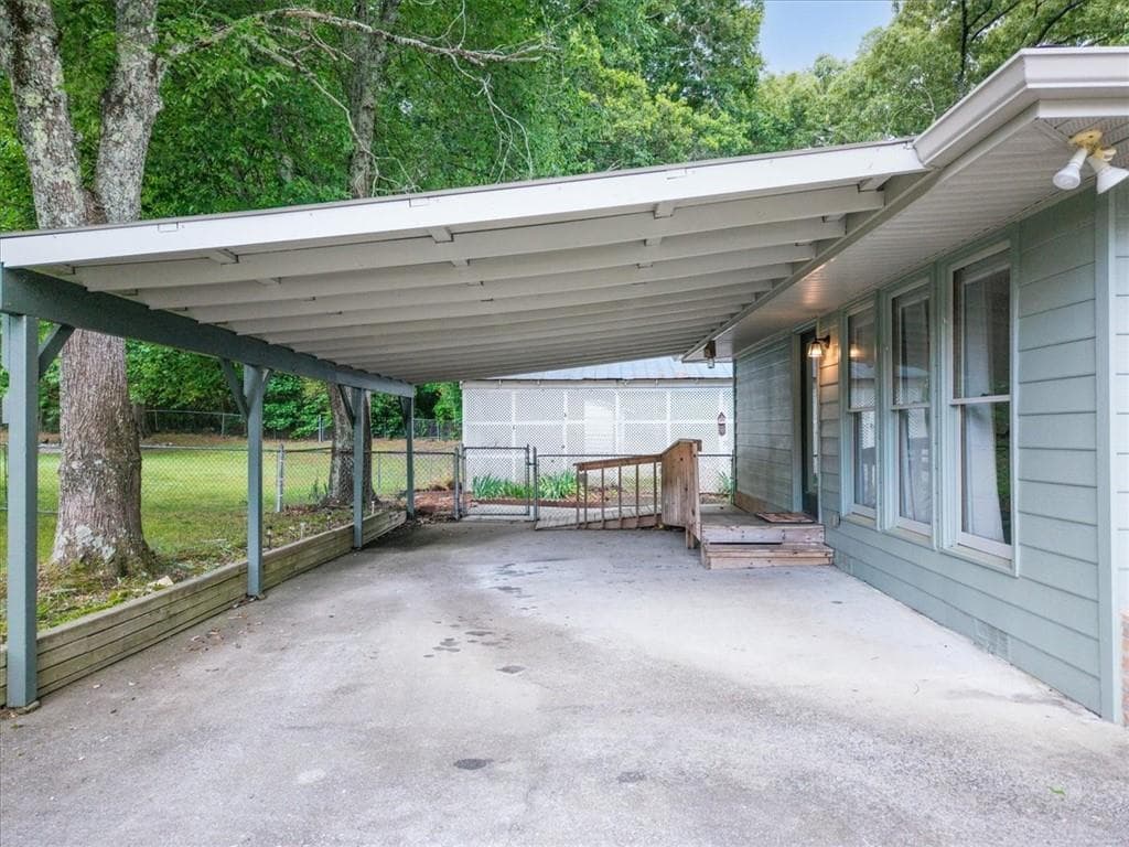 3 bedroom, 2 bathroom, 1,912 sq ft single family residence under contract at 2678 S Lakeview Drive, Conyers, GA 30094 — photo 3