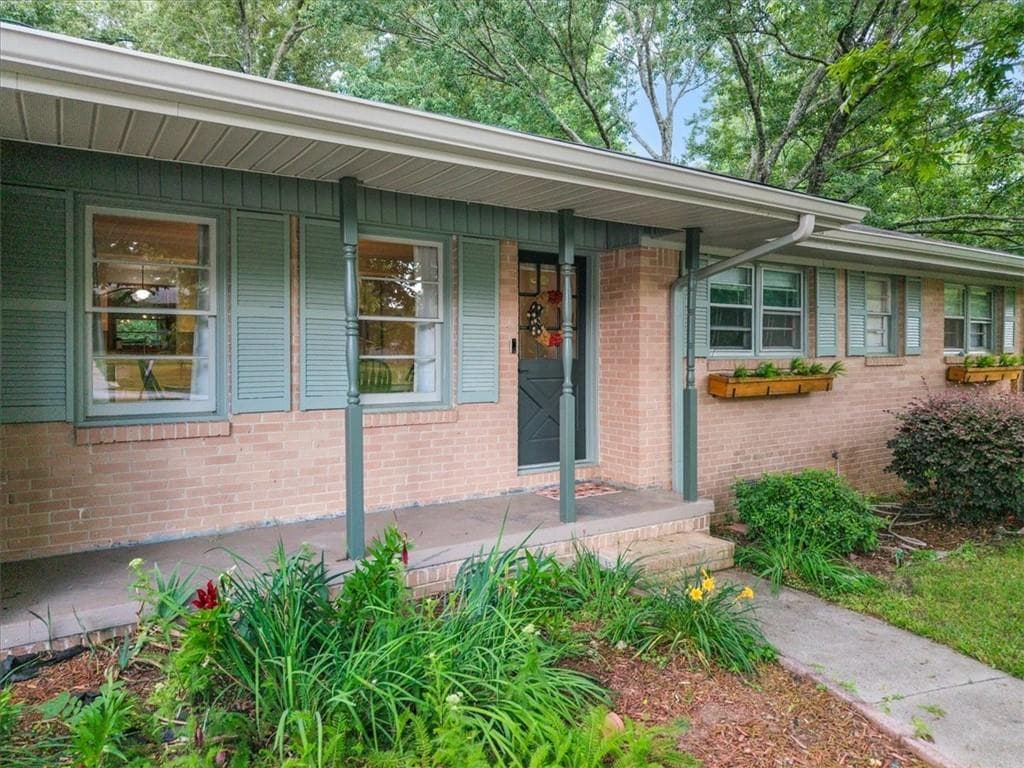 3 bedroom, 2 bathroom, 1,912 sq ft single family residence under contract at 2678 S Lakeview Drive, Conyers, GA 30094 — photo 4