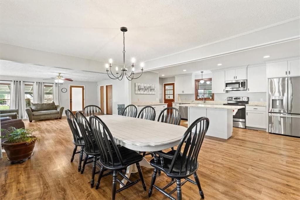 3 bedroom, 2 bathroom, 1,912 sq ft single family residence under contract at 2678 S Lakeview Drive, Conyers, GA 30094 — photo 6