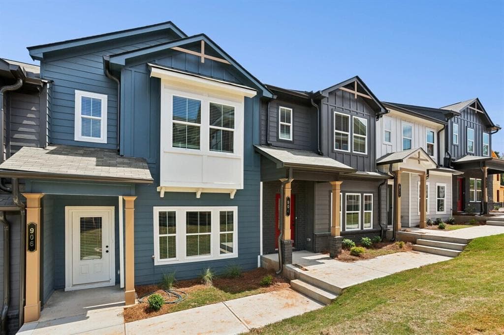 3 bedroom, 3 bathroom, 1,811 sq ft single family residence for rent at 4096 Steam View Drive Robinson, Sugar Hill, GA 30518 for $2,876 a month