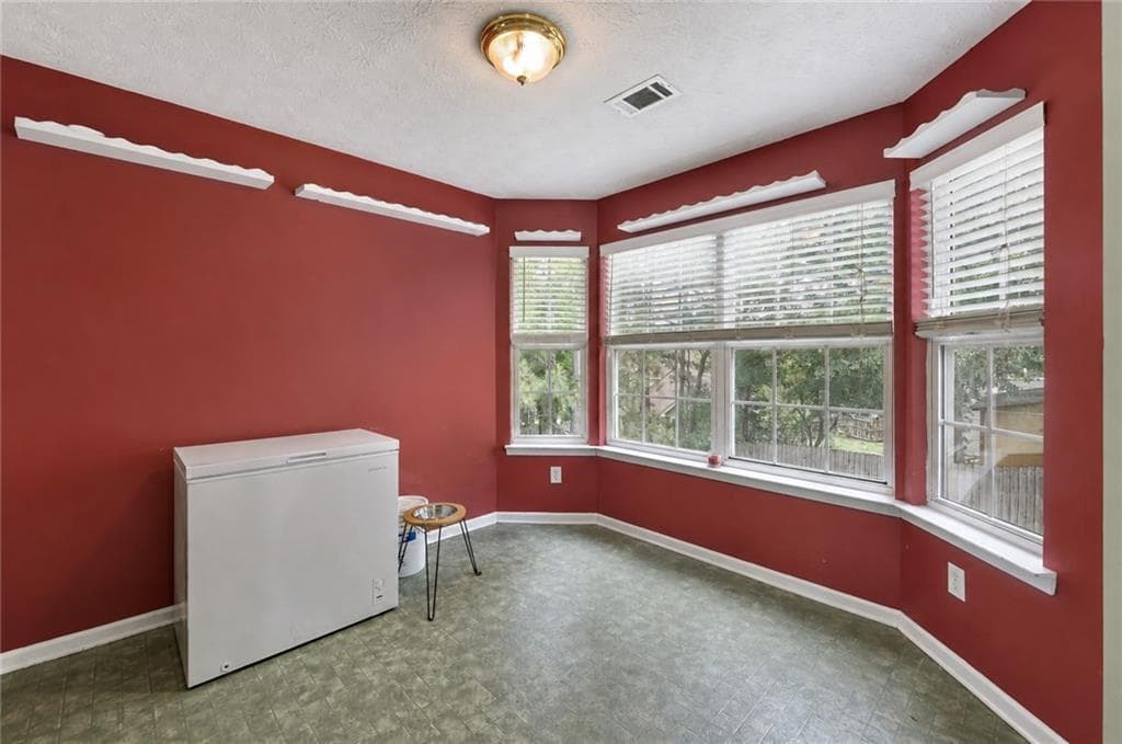 4 bedroom, 3 bathroom, 2,242 sq ft single family residence under contract at 912 Kendall Park Drive, Winder, GA 30680 — photo 9
