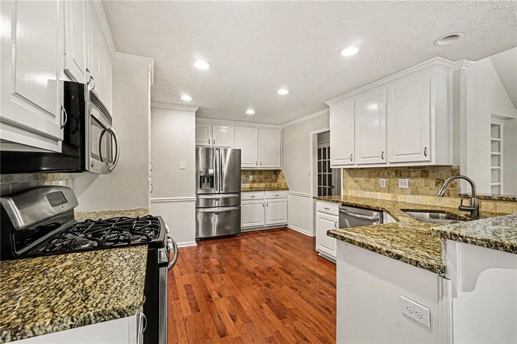4 bedroom, 3 bathroom, 4,154 sq ft single family residence under contract at 977 Sunny Glenn Court, Lawrenceville, GA 30043 — photo 2
