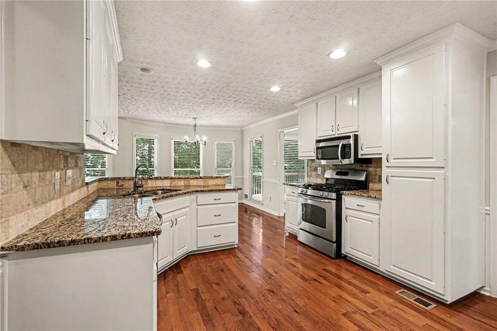 4 bedroom, 3 bathroom, 4,154 sq ft single family residence under contract at 977 Sunny Glenn Court, Lawrenceville, GA 30043 — photo 9