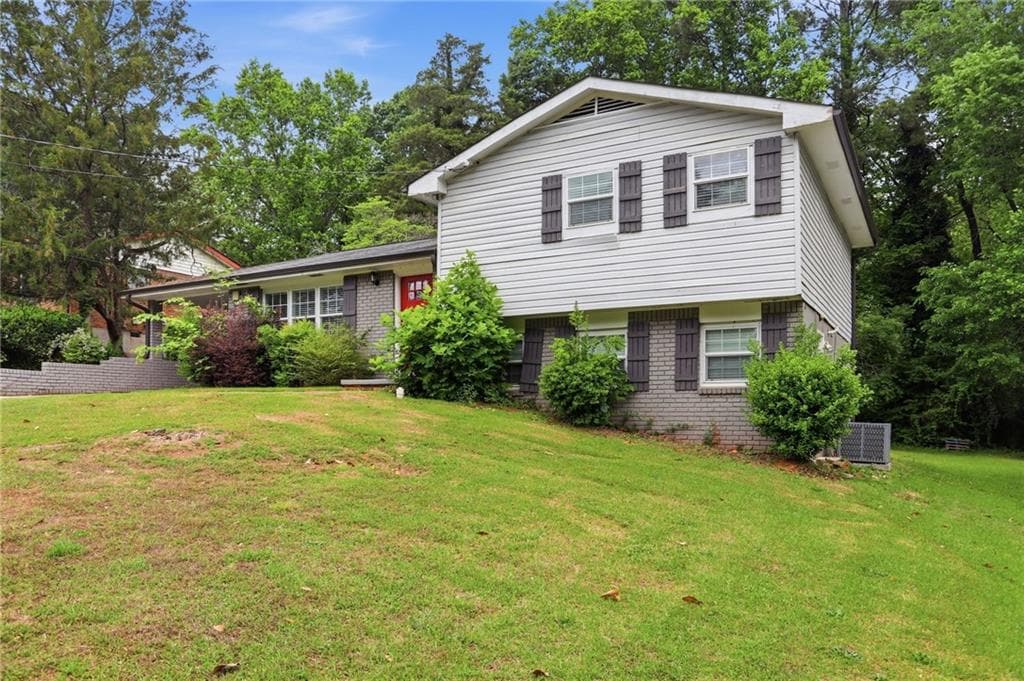 3 bedroom, 3 bathroom, 1,670 sq ft single family residence for sale at 2590 Mcglynn Drive, Decatur, GA 30034 — photo 3