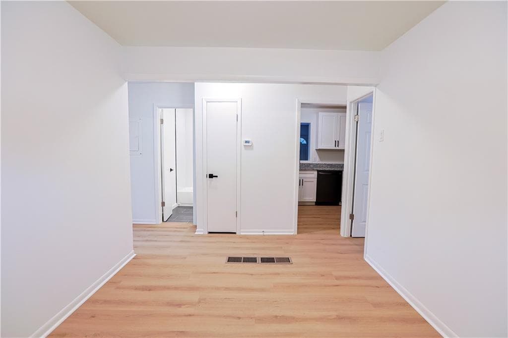 3 bedroom, 2 bathroom, 1,335 sq ft single family residence under contract at 252 Whitworth Drive, Atlanta, GA 30331 — photo 4