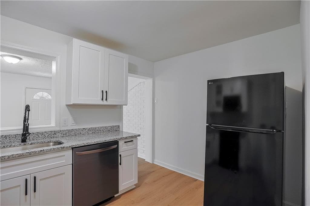 3 bedroom, 2 bathroom, 1,335 sq ft single family residence under contract at 252 Whitworth Drive, Atlanta, GA 30331 — photo 5