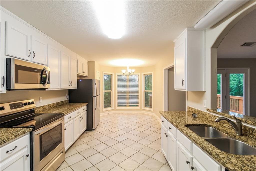 4 bedroom, 3 bathroom, 2,471 sq ft single family residence for rent at 1926 Paynes Point, Winder, GA 30680 for $2,100 a month — photo 2