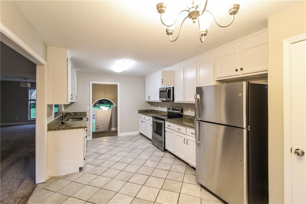 4 bedroom, 3 bathroom, 2,471 sq ft single family residence for rent at 1926 Paynes Point, Winder, GA 30680 for $2,100 a month — photo 5