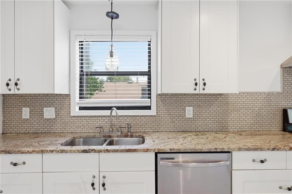 4 bedroom, 3 bathroom, 2,252 sq ft single family residence for sale at 5077 Ravenwood Drive, Marietta, GA 30066 — photo 5