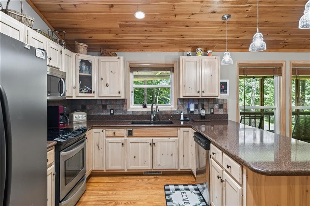 4 bedroom, 4 bathroom, 2,848 sq ft single family residence for sale at 200 Bahn Innsbruck, Helen, GA 30545 — photo 8