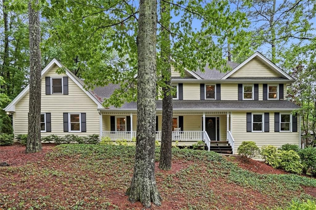 4 bedroom, 3 bathroom, 3,040 sq ft single family residence for sale at 2955 Ascot Lane, Roswell, GA 30076 — photo 4