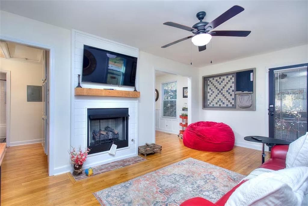 2 bedroom, 1 bathroom, 899 sq ft single family residence for rent at 3301 Old Jonesboro Road, Atlanta, GA 30354 for $2,250 a month — photo 2