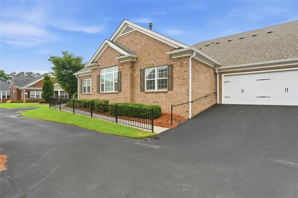 2 bedroom, 2 bathroom, 1,811 sq ft condominium for sale at 3328 Tree Ridge Court, Buford, GA 30519 — photo 3