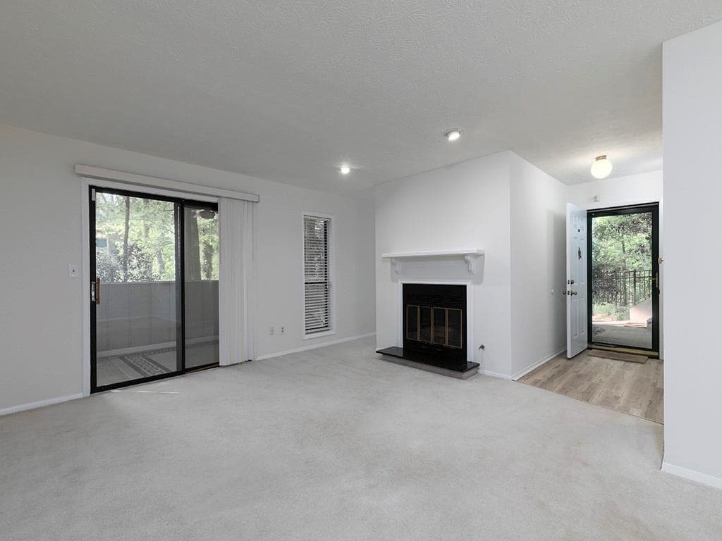 2 bedroom, 1 bathroom, 1,126 sq ft condominium for sale at 1316 Wynnes Ridge Circle, Marietta, GA 30067 — photo 2