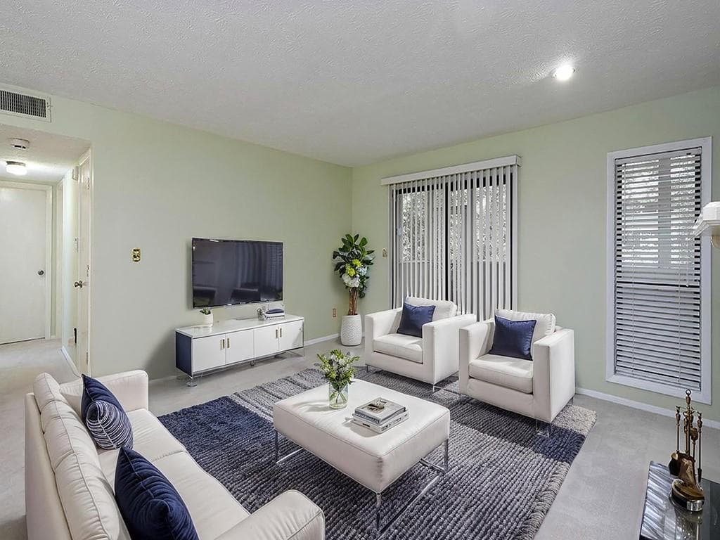 2 bedroom, 1 bathroom, 1,126 sq ft condominium for sale at 1316 Wynnes Ridge Circle, Marietta, GA 30067 — photo 1 of 33