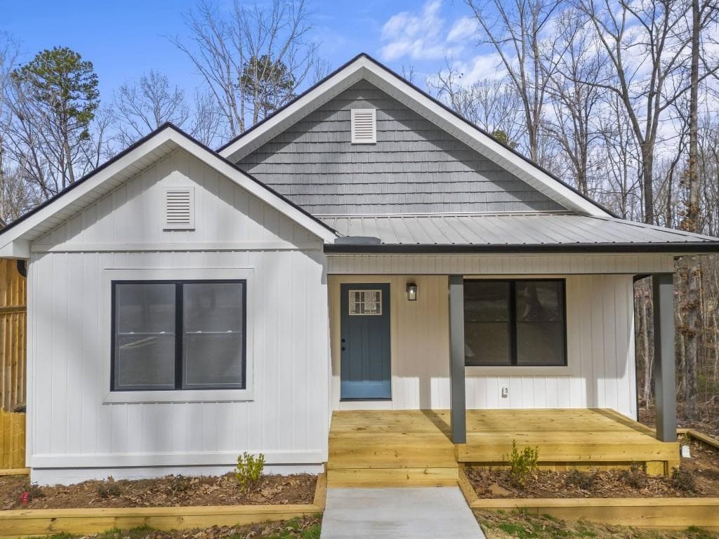 3 bedroom, 3 bathroom, 2,468 sq ft single family residence for sale at 234 Lake View Drive, Lavonia, GA 30553
