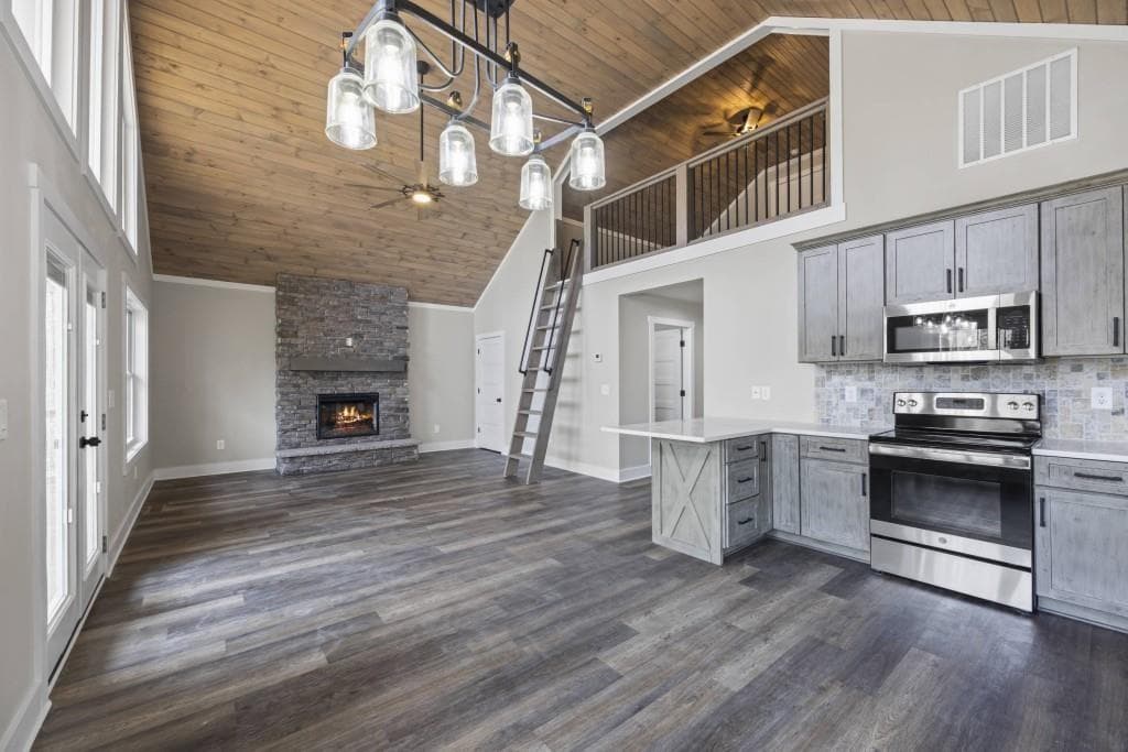 3 bedroom, 3 bathroom, 2,468 sq ft single family residence for sale at 234 Lake View Drive, Lavonia, GA 30553 — photo 4