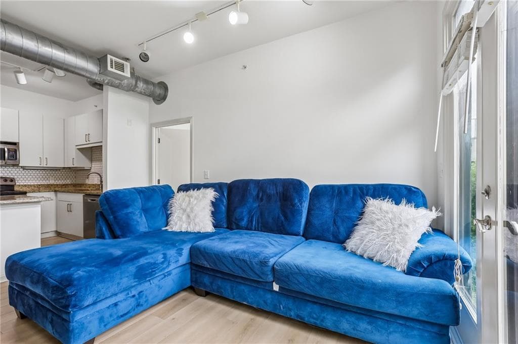 2 bedroom, 2 bathroom, 933 sq ft condominium for sale at 5300 Peachtree Road 3506, Atlanta, GA 30341 — photo 5