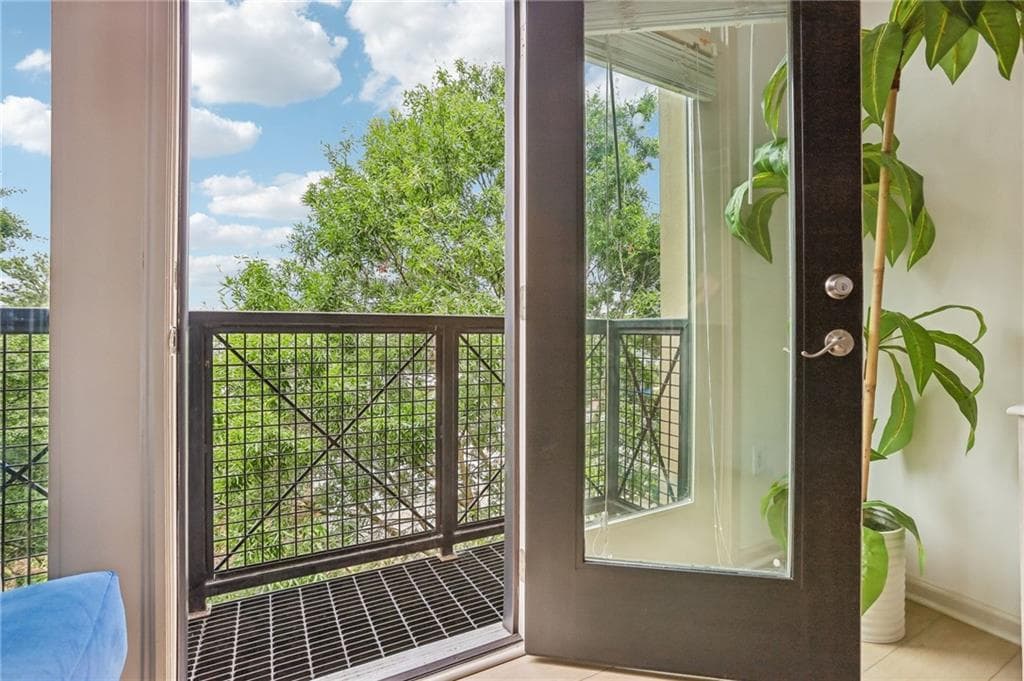 2 bedroom, 2 bathroom, 933 sq ft condominium for sale at 5300 Peachtree Road 3506, Atlanta, GA 30341 — photo 3