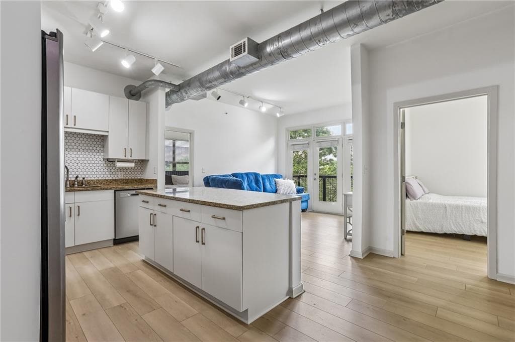 2 bedroom, 2 bathroom, 933 sq ft condominium for sale at 5300 Peachtree Road 3506, Atlanta, GA 30341 — photo 2
