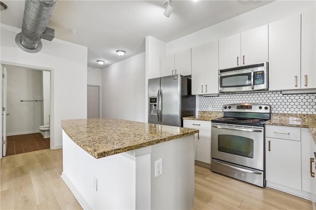 2 bedroom, 2 bathroom, 933 sq ft condominium for sale at 5300 Peachtree Road 3506, Atlanta, GA 30341 — photo 6