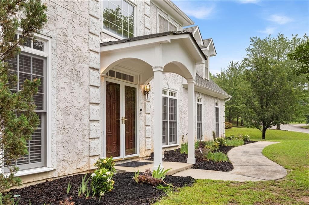 4 bedroom, 3 bathroom, 2,768 sq ft single family residence for sale at 1841 Lake Cove Drive, Atlanta, GA 30331 — photo 3