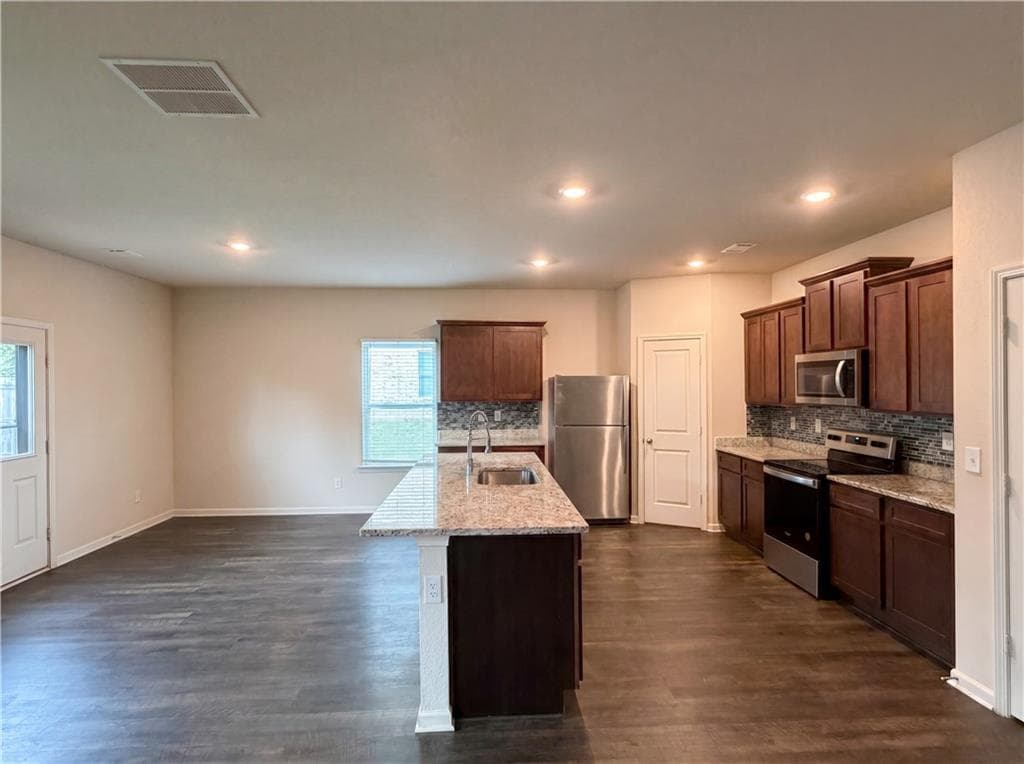 3 bedroom, 3 bathroom, 2,031 sq ft single family residence under contract at 184 Oliver Drive, Locust Grove, GA 30248 — photo 2
