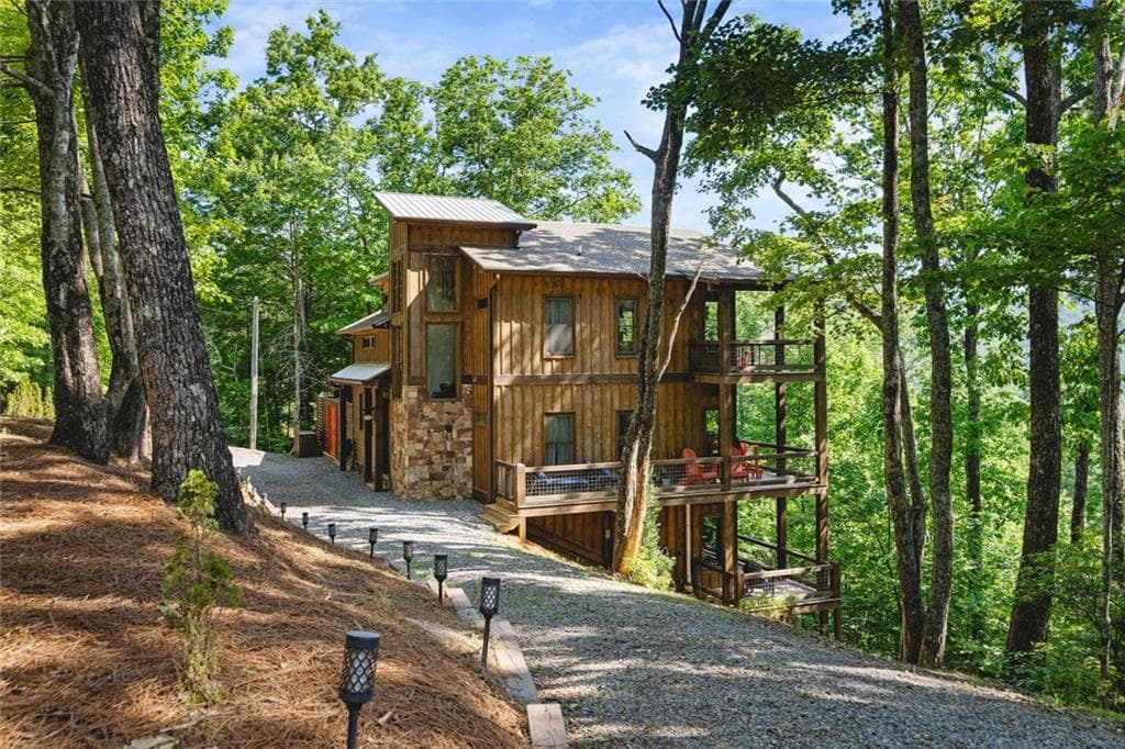 3 bedroom, 3 bathroom, 2,400 sq ft single family residence for sale at 114 Amy Creek Circle, Ellijay, GA 30540 — photo 4