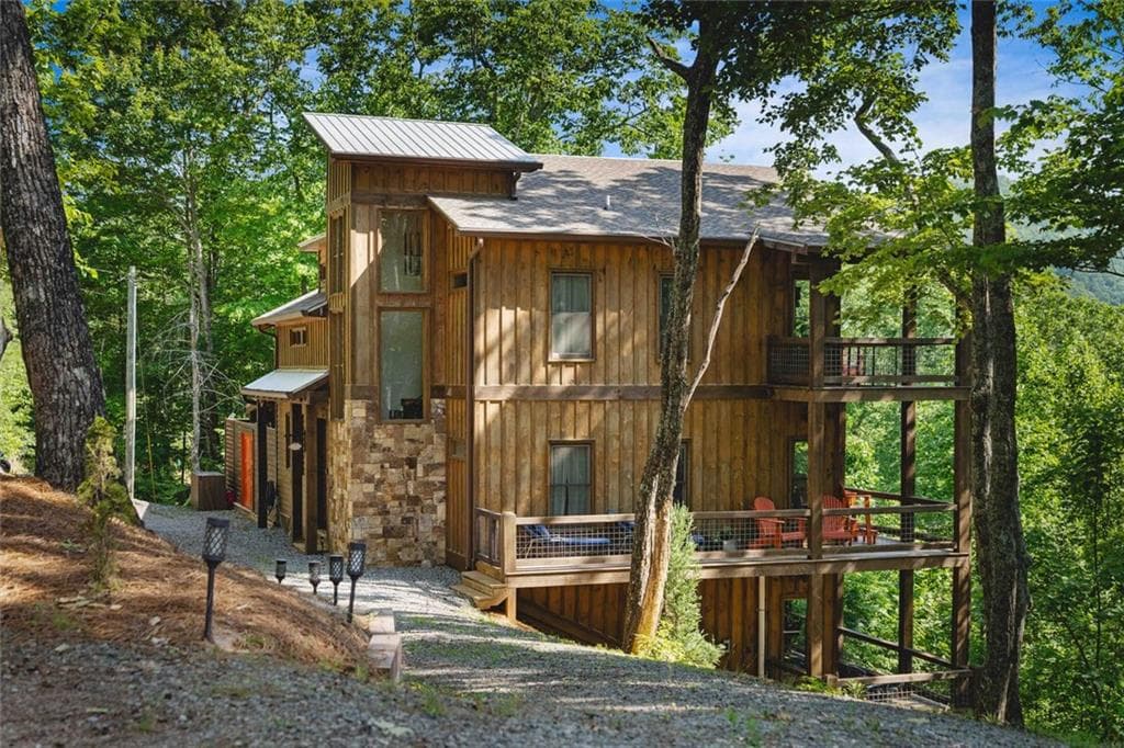 3 bedroom, 3 bathroom, 2,400 sq ft single family residence for sale at 114 Amy Creek Circle, Ellijay, GA 30540 — photo 8