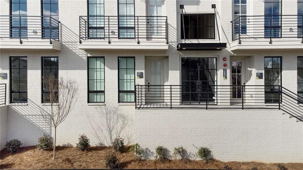 2 bedroom, 2 bathroom, 1,025 sq ft townhouse for rent at 1293 Longreen Terrace 4, Atlanta, GA 30318 for $2,700 a month — photo 2