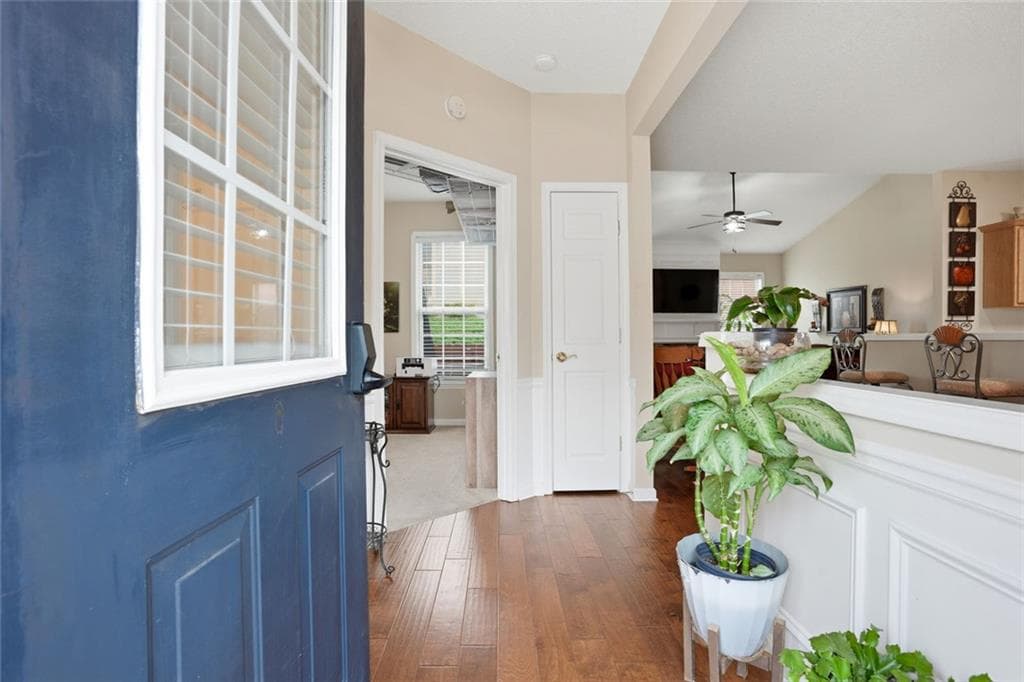 2 bedroom, 2 bathroom, 1,325 sq ft townhouse for sale at 304 Gable Brook Drive, Grayson, GA 30017 — photo 2