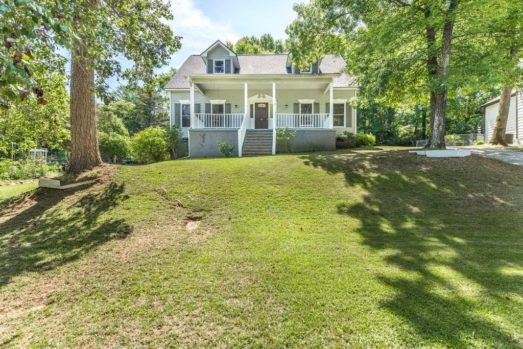 4 bedroom, 3 bathroom, 1,840 sq ft single family residence for sale at 252 N Wesleyan Circle, Macon, GA 31210