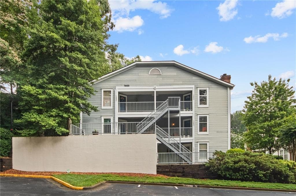 1 bedroom, 1 bathroom, 810 sq ft condominium for sale at 1283 Keys Lake Drive, Brookhaven, GA 30319 — photo 2
