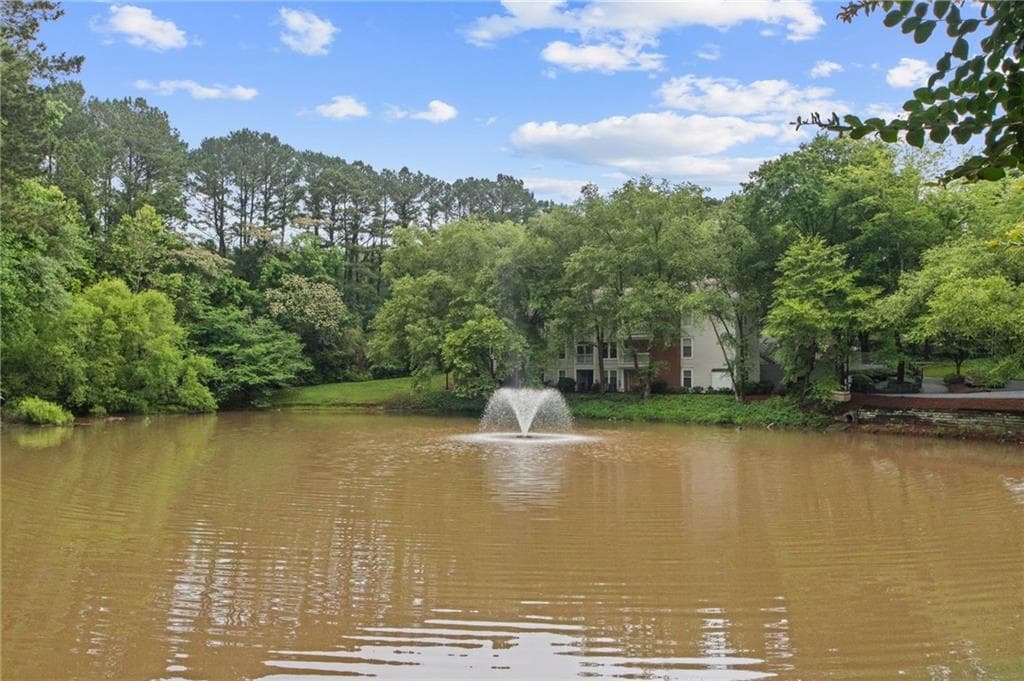 1 bedroom, 1 bathroom, 810 sq ft condominium for sale at 1283 Keys Lake Drive, Brookhaven, GA 30319 — photo 4