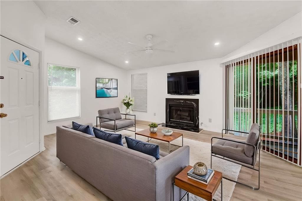 1 bedroom, 1 bathroom, 810 sq ft condominium for sale at 1283 Keys Lake Drive, Brookhaven, GA 30319 — photo 6