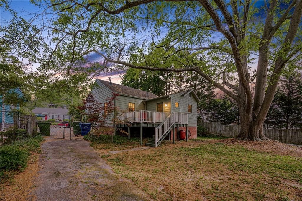 2 bedroom, 2 bathroom, 989 sq ft single family residence for sale at 712 Berkeley Avenue, Atlanta, GA 30318 — photo 4