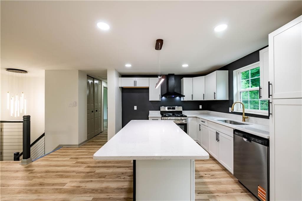 3 bedroom, 2 bathroom, 1,860 sq ft single family residence under contract at 1949 N Landing Way, Marietta, GA 30066 — photo 7