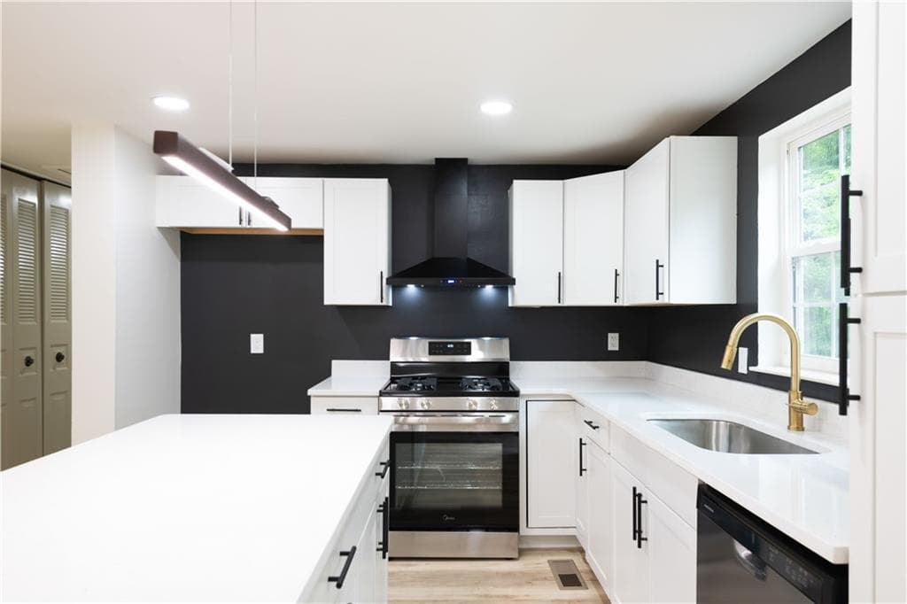 3 bedroom, 2 bathroom, 1,860 sq ft single family residence under contract at 1949 N Landing Way, Marietta, GA 30066 — photo 8