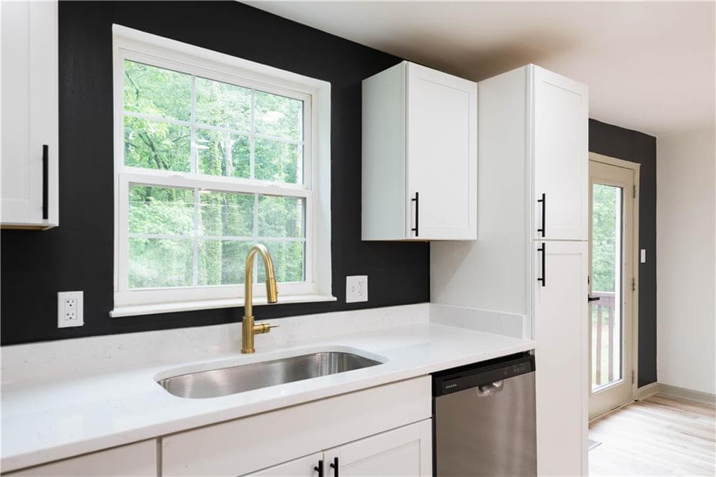3 bedroom, 2 bathroom, 1,860 sq ft single family residence under contract at 1949 N Landing Way, Marietta, GA 30066 — photo 9