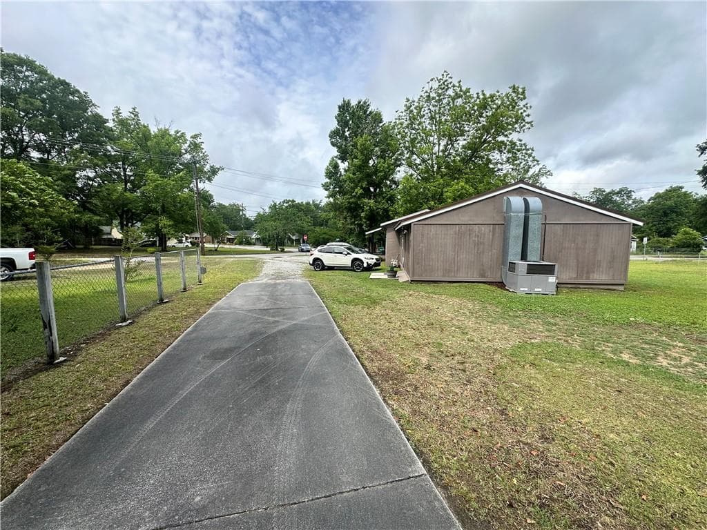2 bedroom, 2 bathroom, 697 sq ft single family residence for sale at 648 Ellington Avenue, Thomson, GA 30824 — photo 2