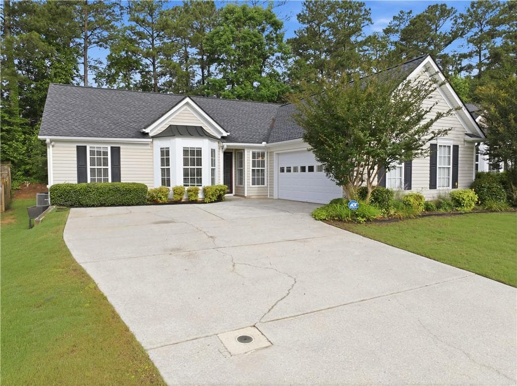 3 bedroom, 2 bathroom, 1,564 sq ft single family residence for sale at 63 Bellaire Lane, Newnan, GA 30265 — photo 2