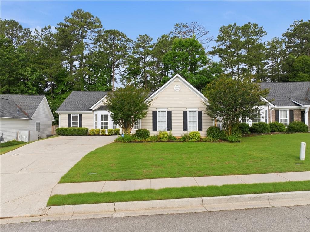3 bedroom, 2 bathroom, 1,564 sq ft single family residence for sale at 63 Bellaire Lane, Newnan, GA 30265 — photo 3