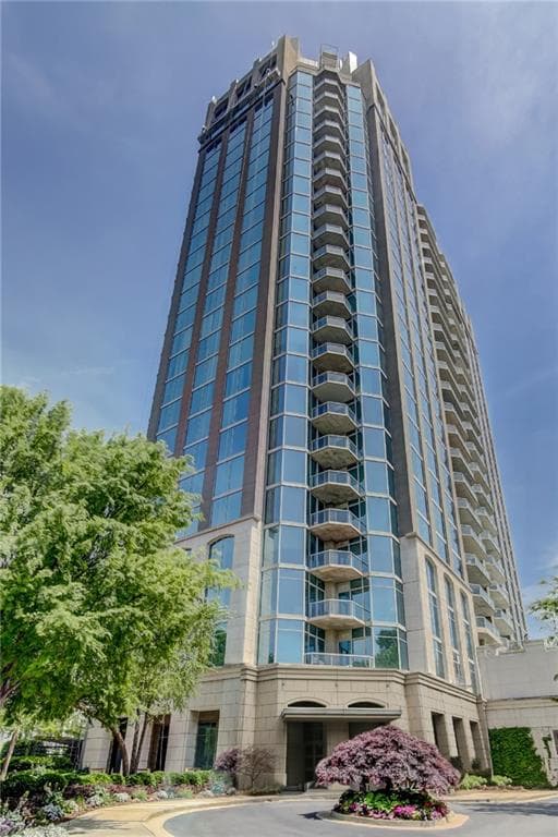 2 bedroom, 2 bathroom, 1,364 sq ft condominium under contract at 2795 Peachtree Road 307, Atlanta, GA 30305 — photo 2