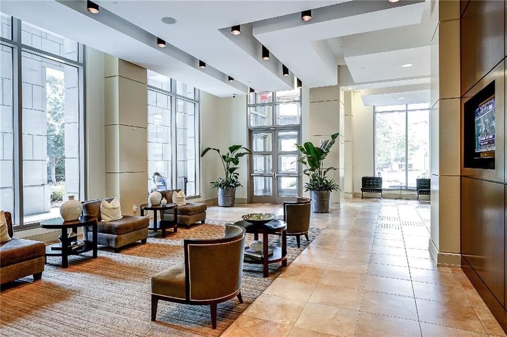 2 bedroom, 2 bathroom, 1,364 sq ft condominium under contract at 2795 Peachtree Road 307, Atlanta, GA 30305 — photo 3