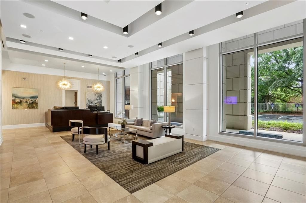 2 bedroom, 2 bathroom, 1,364 sq ft condominium under contract at 2795 Peachtree Road 307, Atlanta, GA 30305 — photo 5