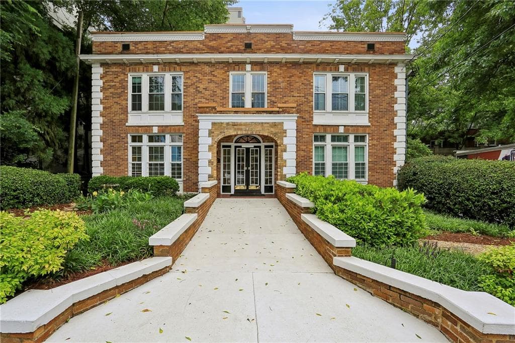 1 bedroom, 1 bathroom, 623 sq ft condominium for sale at 242 12th Street 16, Atlanta, GA 30309 — photo 1 of 30